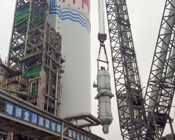 吊裝過程中的新汽提塔，尿素曾迎軍.jpg