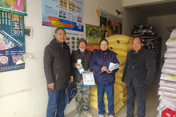 2月10日，尿素銷售人員在武功縣貞元鎮(zhèn)農(nóng)資店向農(nóng)戶發(fā)放宣傳資料。(副圖）.jpg
