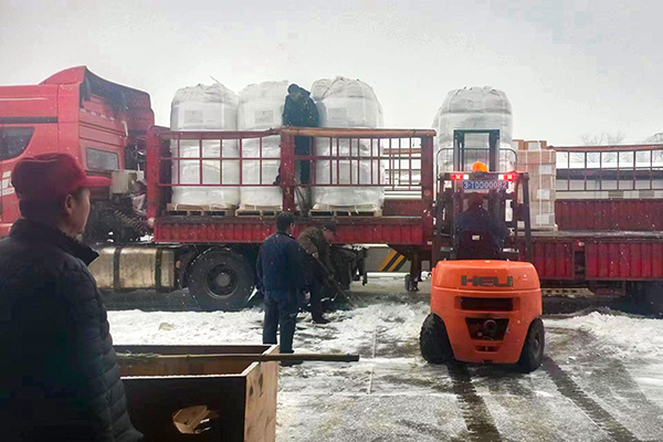 2月12日，物資采供部彬州分部在大雪中卸車，保障物資供應(yīng)(副圖）.jpg