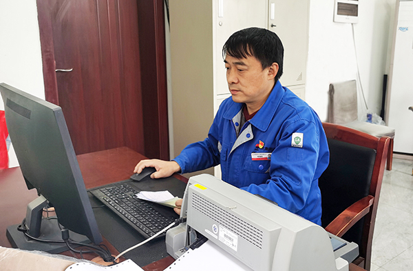 1677036965718039.jpeg 2023年2月22日運(yùn)銷市場(chǎng)部員工楊靖軍正在彬州化工學(xué)習(xí)銷售開票1(副圖).jpg