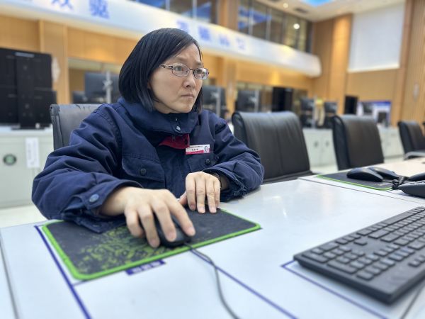 2023年3月24日，師傅劉秋榮在控制室巡檢裝置運行狀況工作照。.jpg