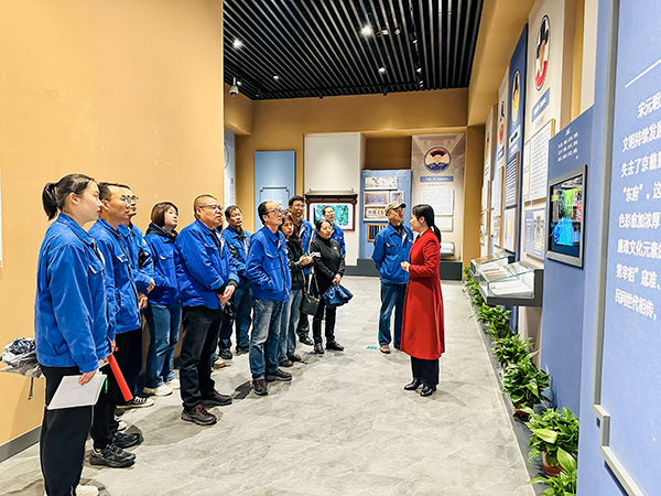 4月22日上午，物料車間黨支部組織黨員領導干部及行使公權(quán)力人員同家庭成員共赴渭南市博物館廉政廳，開展以“廉潔文化進家庭 筑牢倡廉家防線”為主題的警示教育活動-講解員介紹展廳.jpg