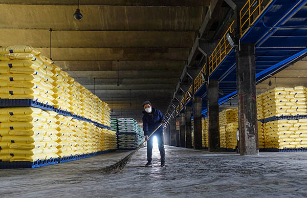 2023年4月運(yùn)銷部鐵路科員工現(xiàn)場6S提升，擺放整齊劃一的尿素成品庫，現(xiàn)場地面衛(wèi)生時刻有清掃人員保持清潔   600.jpg