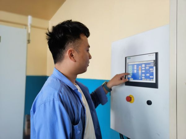 7月26日，尿素車間化工四班于堯?qū)αＷ永鋮s器運(yùn)行工況進(jìn)行調(diào)整.jpg