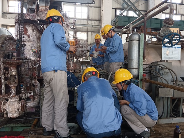8月31日，二期機組廠房二樓空分尿素工段人員在回裝空壓機軸系儀表-3.jpg