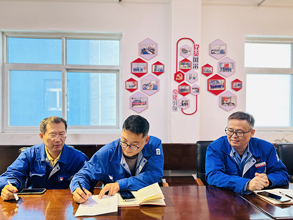 9月27日下午，黨員領(lǐng)導(dǎo)干部及行使公權(quán)力人員簽訂廉潔過節(jié)承諾書  600.jpg