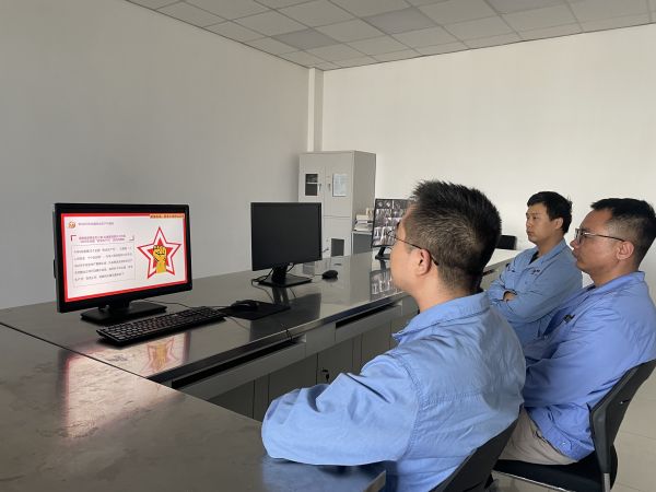 運行二班員工在進行安全學(xué)習(xí).jpg