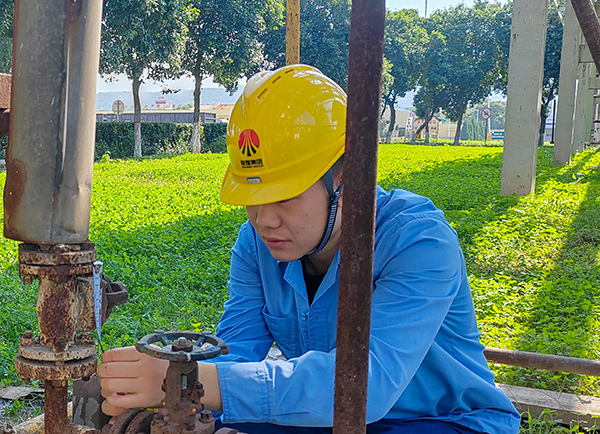 10月19日下午，張建國正在測量準備要更換的蒸汽疏水閥門尺寸.jpg