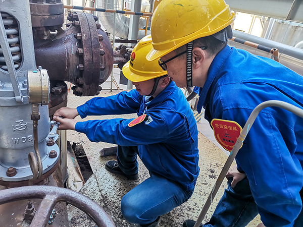10月20日上午，徐濤和張跟潮在3號爐定排罐處檢查安全閥安裝質量.jpg