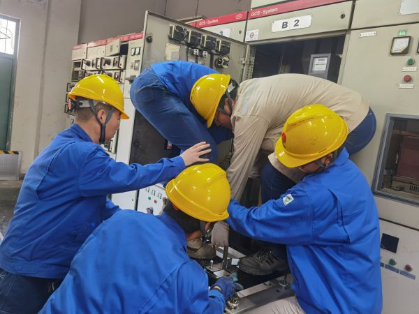 今年大檢修期間，電氣檢修人員齊心協(xié)力“修舊利廢”.jpg