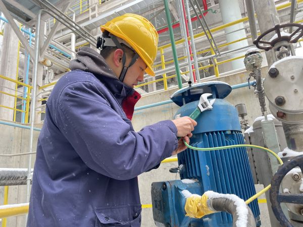 1708904794193279.jpeg 運行員工劉鵬遠正在現(xiàn)場處理接地線掉落問題.jpg