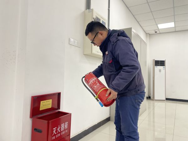 1708904802774741.jpeg 運行員工對現(xiàn)場辦公室滅火器進行檢查.jpg