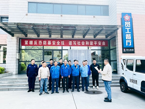 1713152244700733.jpeg 行政保衛(wèi)部進行標語下宣傳普及.jpg