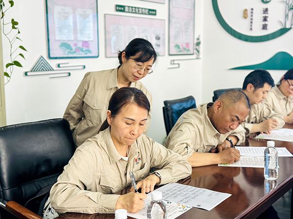 4月18日下午，物料車間黨支部組織運(yùn)行崗位職工開展“書廉韻 倡廉潔”仿宋字書廉比賽。 (2).JPG