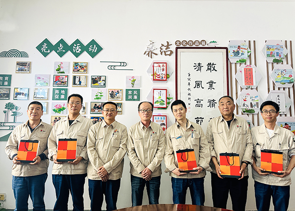 4月18日下午，物料車間黨支部組織運(yùn)行崗位職工開展“書廉韻 倡廉潔”仿宋字書廉比賽。--晉級選手發(fā)放獎品.JPG