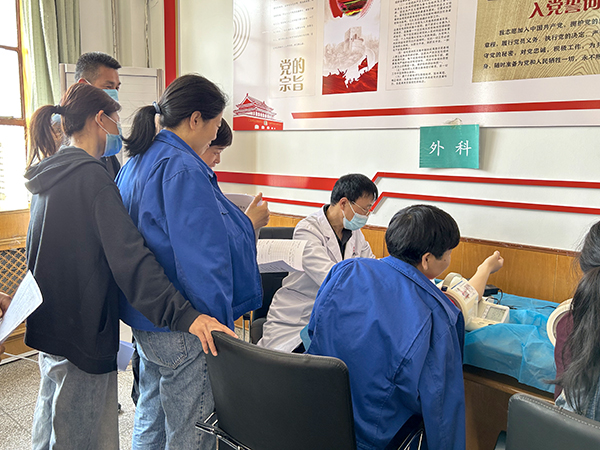 勞務(wù)用工排隊進行外科檢查。.jpg