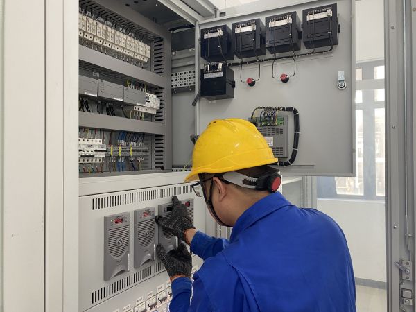 1714348132387244.jpeg 運(yùn)行工段員工劉林在安裝清理后的直流屏整流模塊單元.jpg