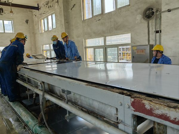 28日，合成車(chē)間、修造部人員共同搶修造粒機(jī).jpg
