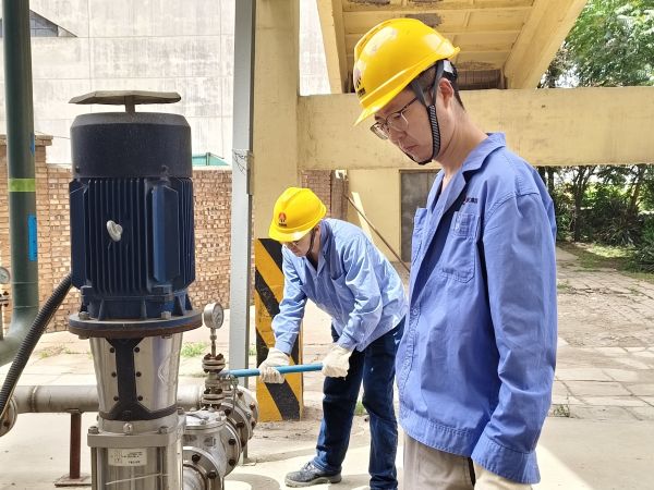 5月11日，尿素車間設(shè)備技術(shù)員馬強(qiáng)檢查冷卻水泵運(yùn)行情況 (1).jpg