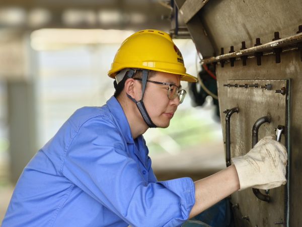 5月11日，尿素車間設(shè)備技術(shù)員馬強(qiáng)檢查設(shè)備螺栓是否松動.jpg
