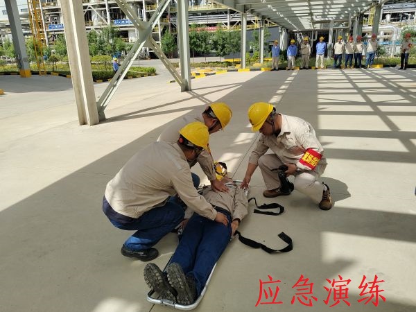 6月12日上午，制氣車間開展丙烯泄漏應(yīng)急演練，上圖為演練中搶救人員對暈倒職工進(jìn)行心肺復(fù)蘇急救紀(jì)實照片.jpg