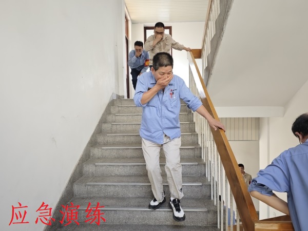 6月13日上午，各樓層人員在疏散引導(dǎo)組成員的帶領(lǐng)下進(jìn)行有序逃生.jpg