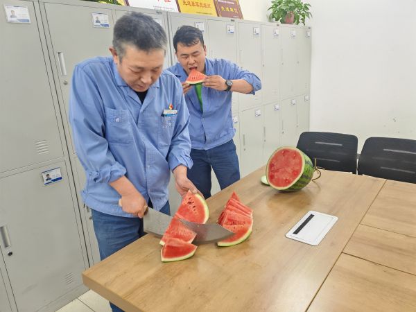 圖3 6月25日，班長(zhǎng)雷仲民正在切西瓜。 肖歡 攝.jpg
