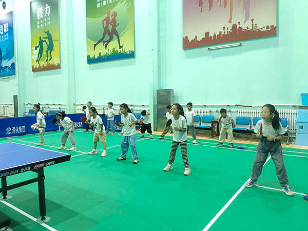 2024年8月1日，渭化集團乒乓球館，小學(xué)生學(xué)習(xí)乒乓球.jpg