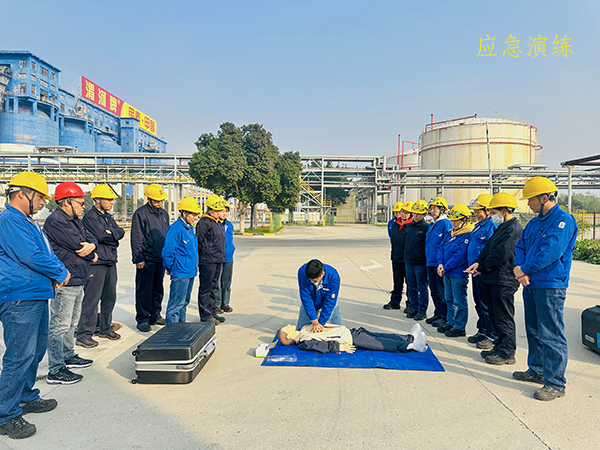 11月8日下午，應(yīng)急救援隊(duì)張伯倫為職工進(jìn)行心肺復(fù)蘇操作技能培訓(xùn).jpg