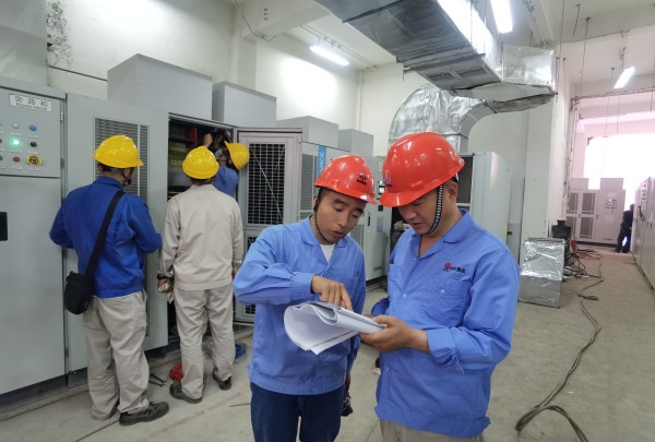 變頻技改現(xiàn)場(chǎng)，大家正在積極討論.jpg