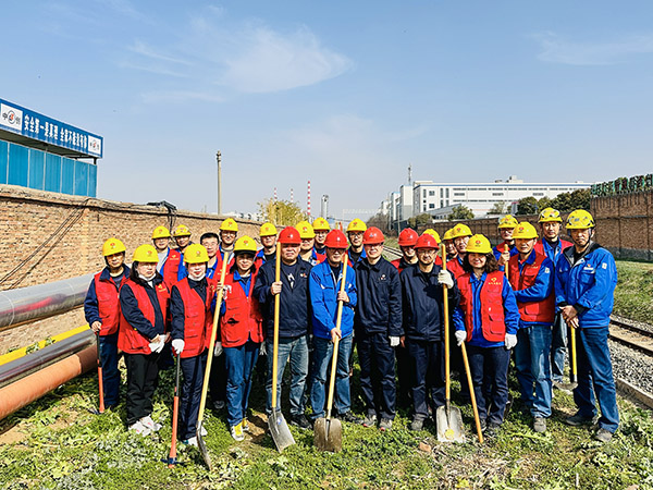 3月20日下午，物料車間黨支部開展“清除雜草保安全 志愿服務(wù)顯擔(dān)當(dāng)”主題活動，黨員及青年志愿者集體合影    600.jpg