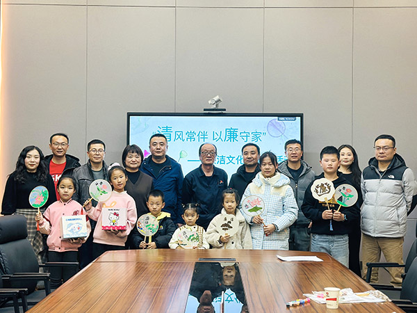 11月30日晚，物料車間黨支部開展以“清風(fēng)常伴 以廉守家”為主題的廉潔文化進(jìn)家庭活動，.jpg