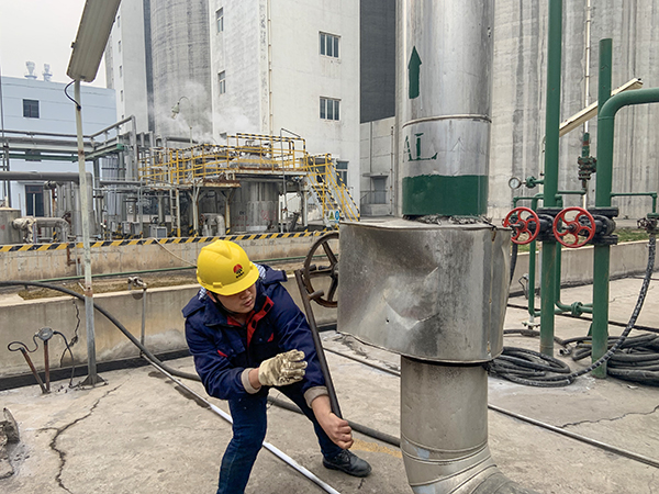 3月12時，合成車間員工關(guān)小閥門，避免浪費.jpg