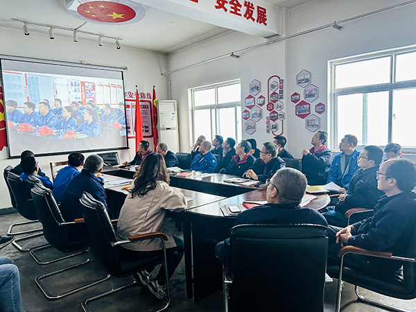 3月13日下午，物料車間黨支部開展“惠學(xué)礪心 筑夢前行”主題黨日活動，圖為集中觀看了陜煤集團第一期惠學(xué)礪心大課堂錄播視頻.jpg