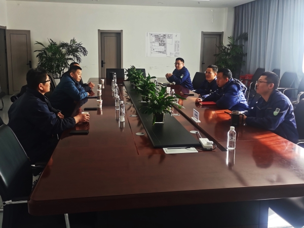 白安林與胡抗戰(zhàn)，杜寶順認(rèn)真交流_20250318092349.jpg