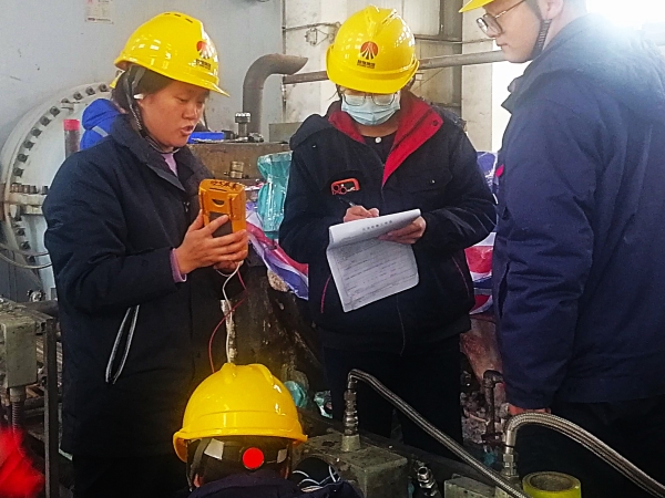 3月18日，計控電儀部空分尿素工段儀表工在二期空氣壓縮機廠房內(nèi)進行以“師帶徒”培訓(xùn)模式的檢維修作業(yè)-2.jpg