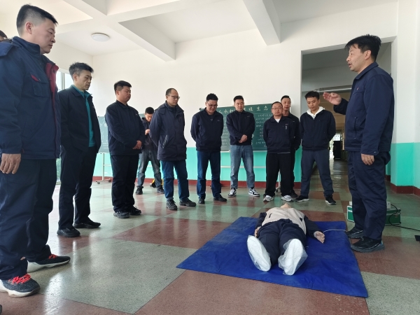 3月21日，應(yīng)急隊(duì)員寧修生在尿素車(chē)間講解心肺復(fù)蘇.jpg