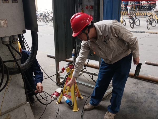 4月9日，計控電儀部安全員黃建榮在進行安全用電現(xiàn)場檢查，為作業(yè)人員指出問題并認真講解正確操作及規(guī)定。.jpg