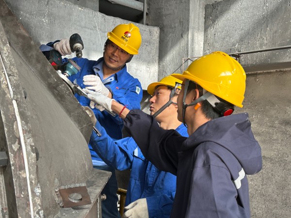 4月9日王明偉、康金生、青工曾炳睿在2#鍋爐磨煤機更換北側(cè)磨輥溫度.jpg