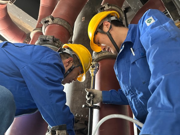 4月9日王明偉、康金生在2#鍋爐磨煤機更換磨輥溫度.jpg