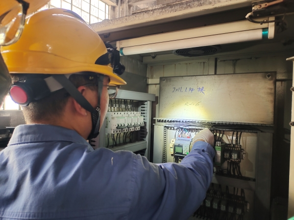 4月10日康金生、曾炳睿在一期給煤機平臺更換給煤機控制柜內(nèi)PLC及擴展模塊主機.jpg