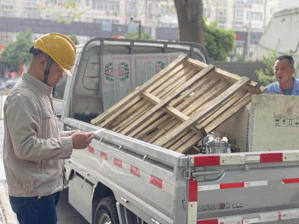 審查核驗(yàn)進(jìn)出廠車(chē)輛物資2.jpg