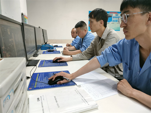 空塔阻力實驗期間，工藝人員在DCS上面操作。.jpg